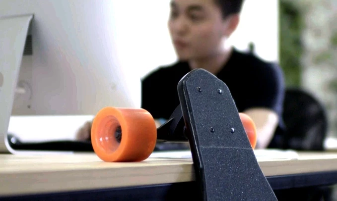 Rather than the belt drives that we see on most electric skateboards, Stary has opted to build motors and planetary gearing into the wheels