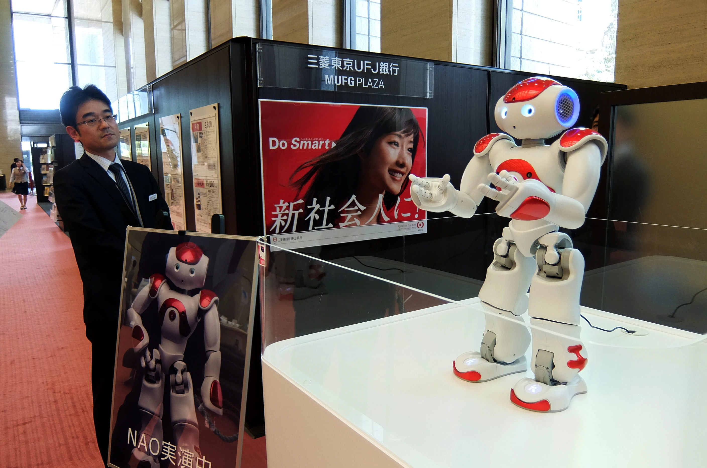 NAO worked daily for two weeks at the Tokyo flagship branch of Mitsubishi UFJ bank (Photo: Stephen Clemenger/Gizmag.com)
