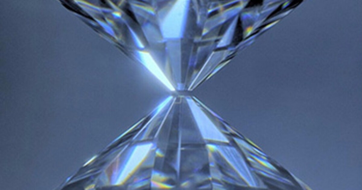 Quartz at the core of Earth's field paradox