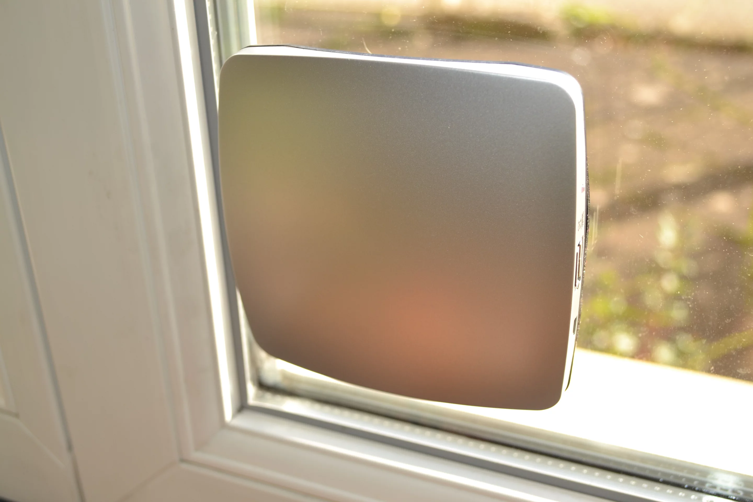 XD Design quickly replaced a not-so-sticky silicone ring and the Window charger remained secured to the glass for the whole of the review period