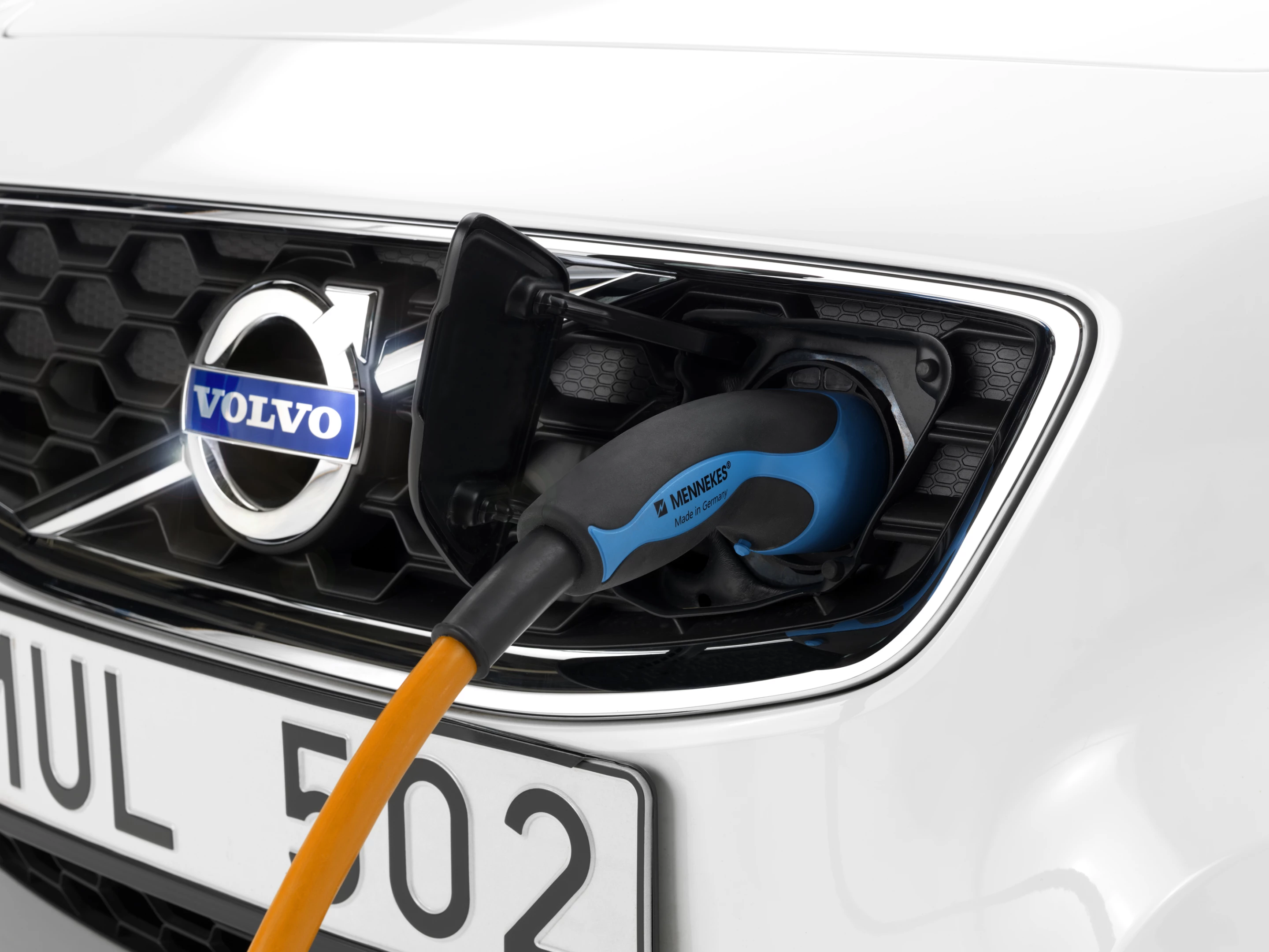 The fast-charger system uses a three-phase outlet to bring about a 164 km (102 mi) range in 1.5 hours