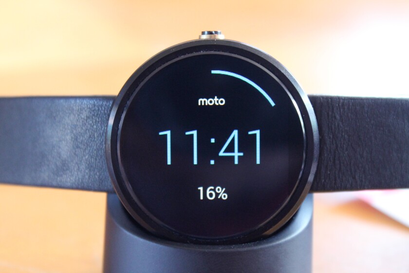 The Moto 360 serves as a sort-of desk clock while on its charging dock (Photo credit: Eric Mack/Gizmag.com)