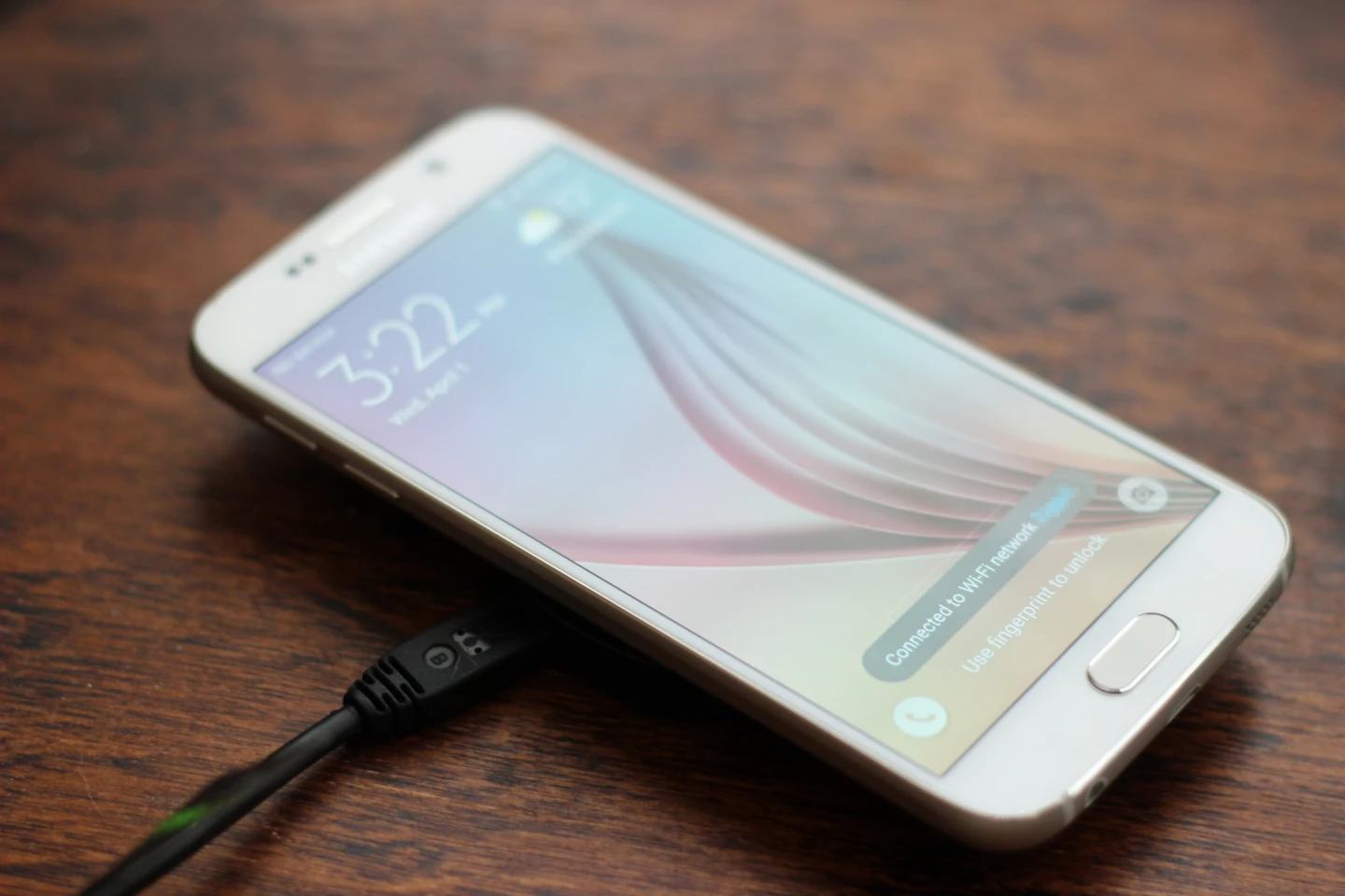 The Galaxy S6 juicing up on a wireless charging pad (Photo: Will Shanklin/Gizmag.com)