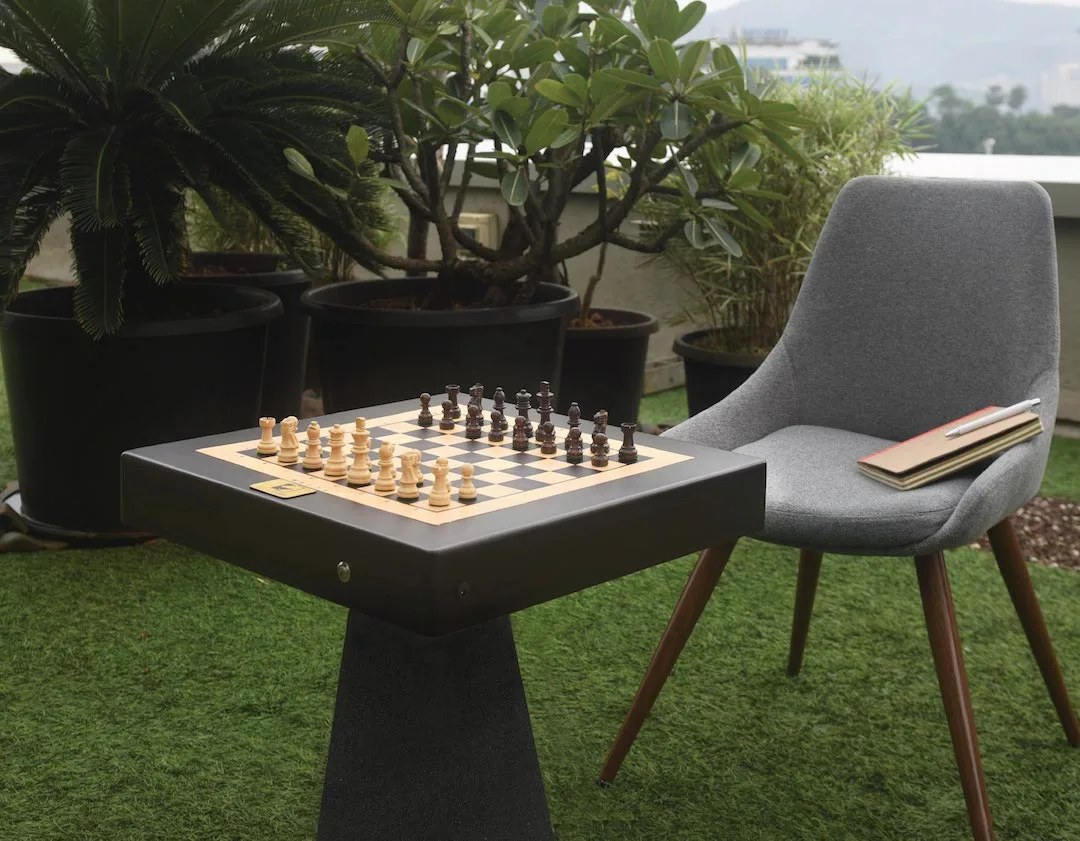 The Square Off board connects to a smart device via Bluetooth, and through an app the opposing army gets its orders from an AI with 20 difficulty levels, or a human player using the app or their own Square Off board