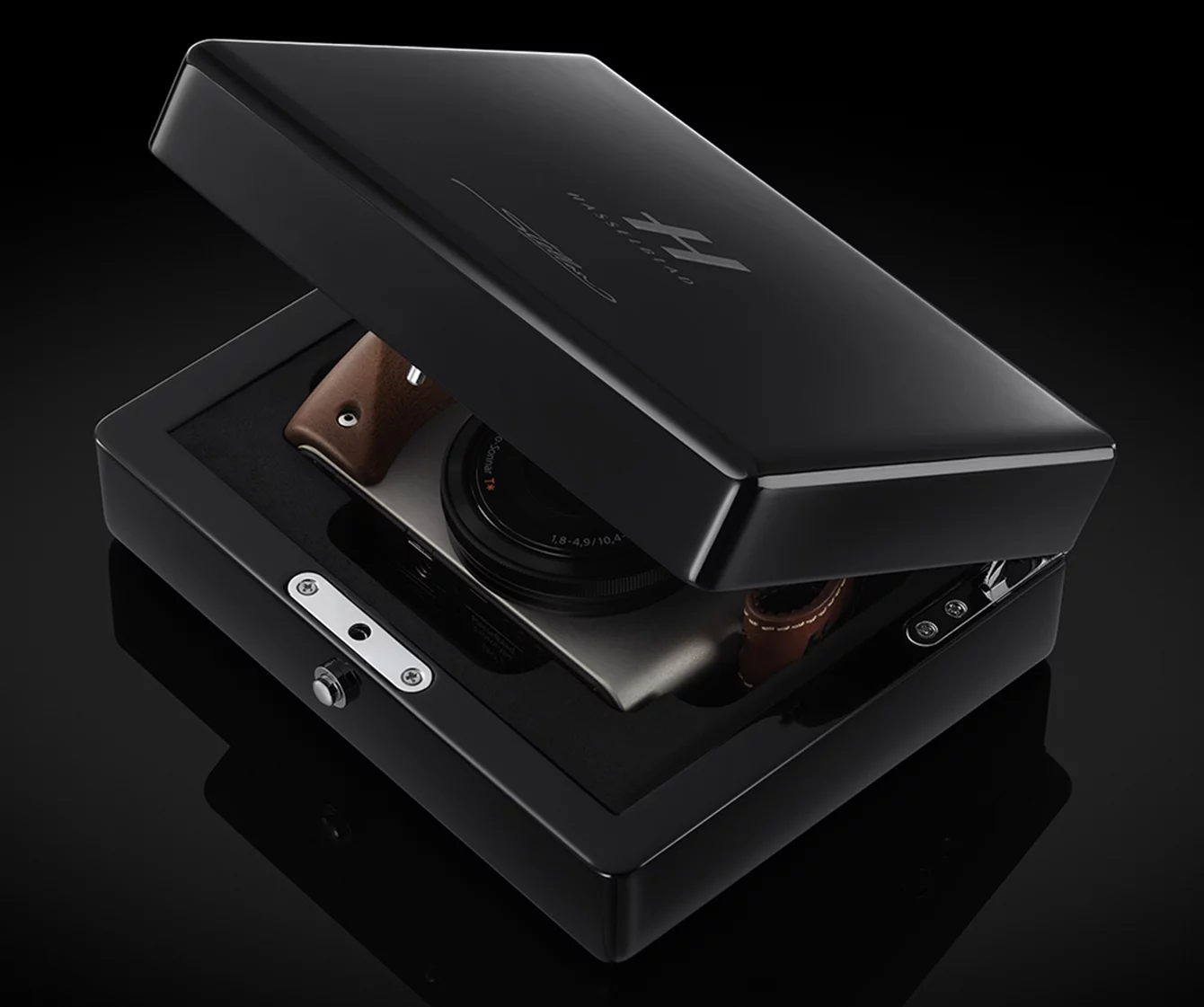 The Hasselblad Stellar will come presented in a jewelry-style box and with a naturally tanned Italian leather wrist strap