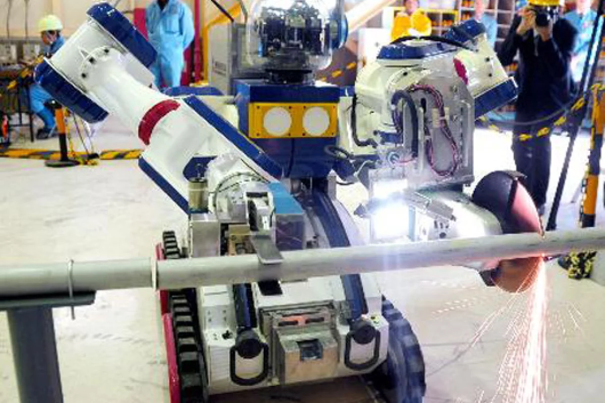 Mitsubishi Heavy Industries' MHI-MEISTeR can hold a pipe while it cuts it with a tool (Photo: 47 news)