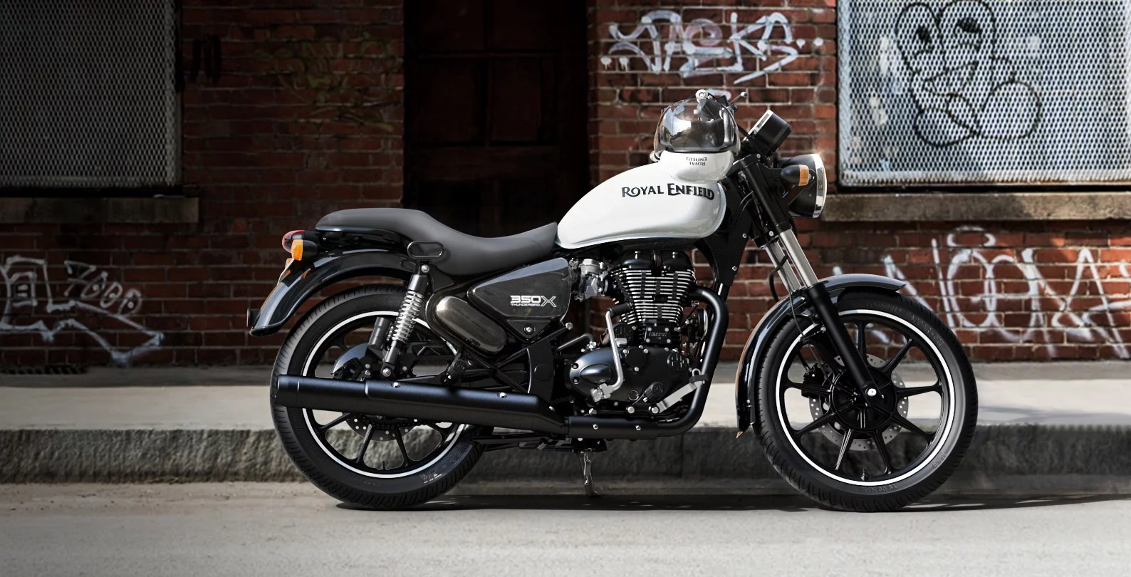 The white color is reserved only for the 2018 Royal Enfield Thunderbird 350X
