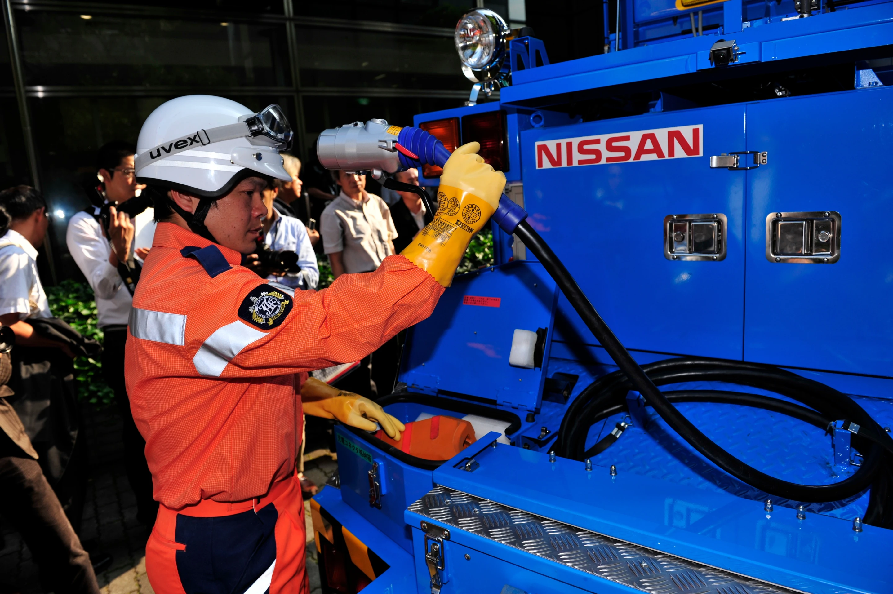 Nissan and the Japan Automobile Federation have started testing a prototype roadside assistance vehicle that has a built-in charger for electric vehicles (Photo: Nissan)