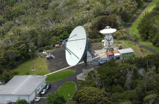 A radio telescope at the Kokee Park Geophysical Observatory, NASA's VLBI station in Hawaii, one of the most active sites in the global geodetic/astrometric VLBI network (Image: US Navy/PMRF)