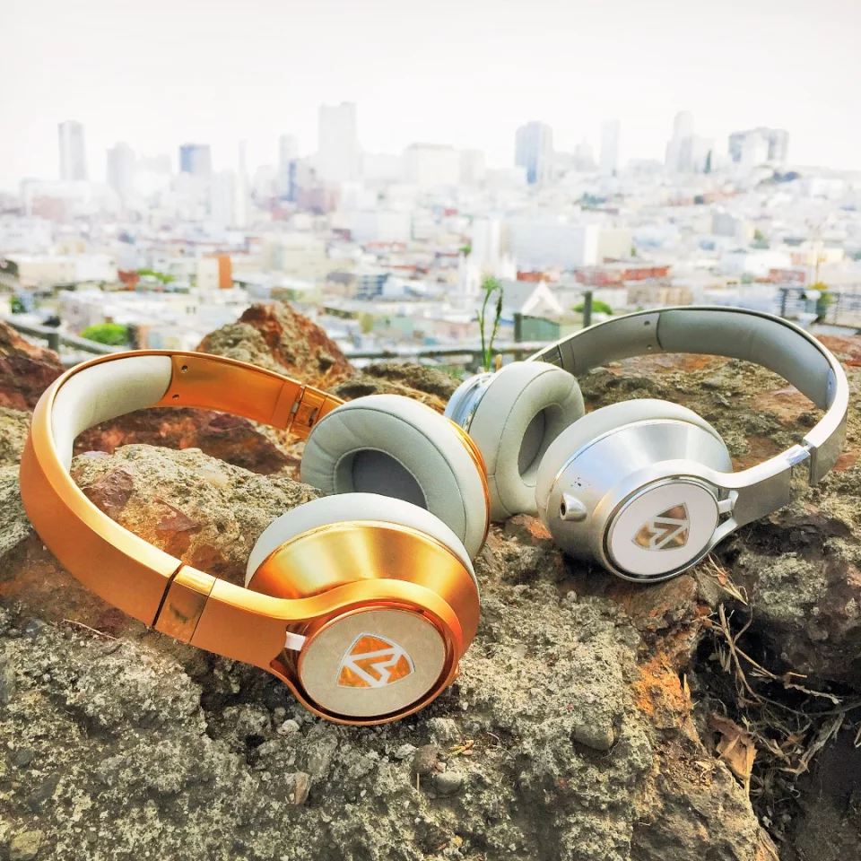 A claimed 14 hour Li-ion battery life should satisfy even the most avid mobile listener's all-day music enjoyment needs