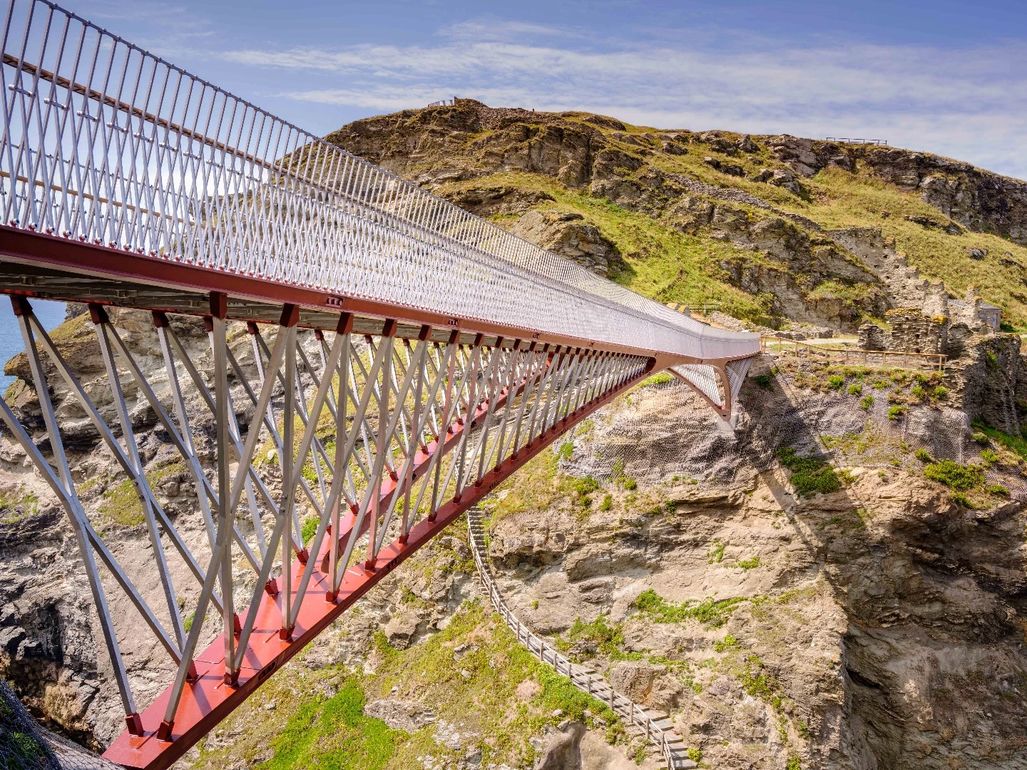 The bridge consists of 47.5 tonnes (53.2 tons) of steel