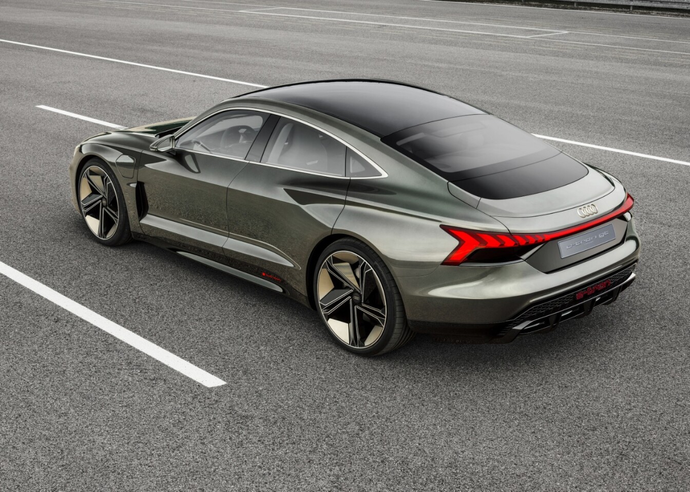 Audi e-tron GT: plenty of Porsche DNA left in that body shape