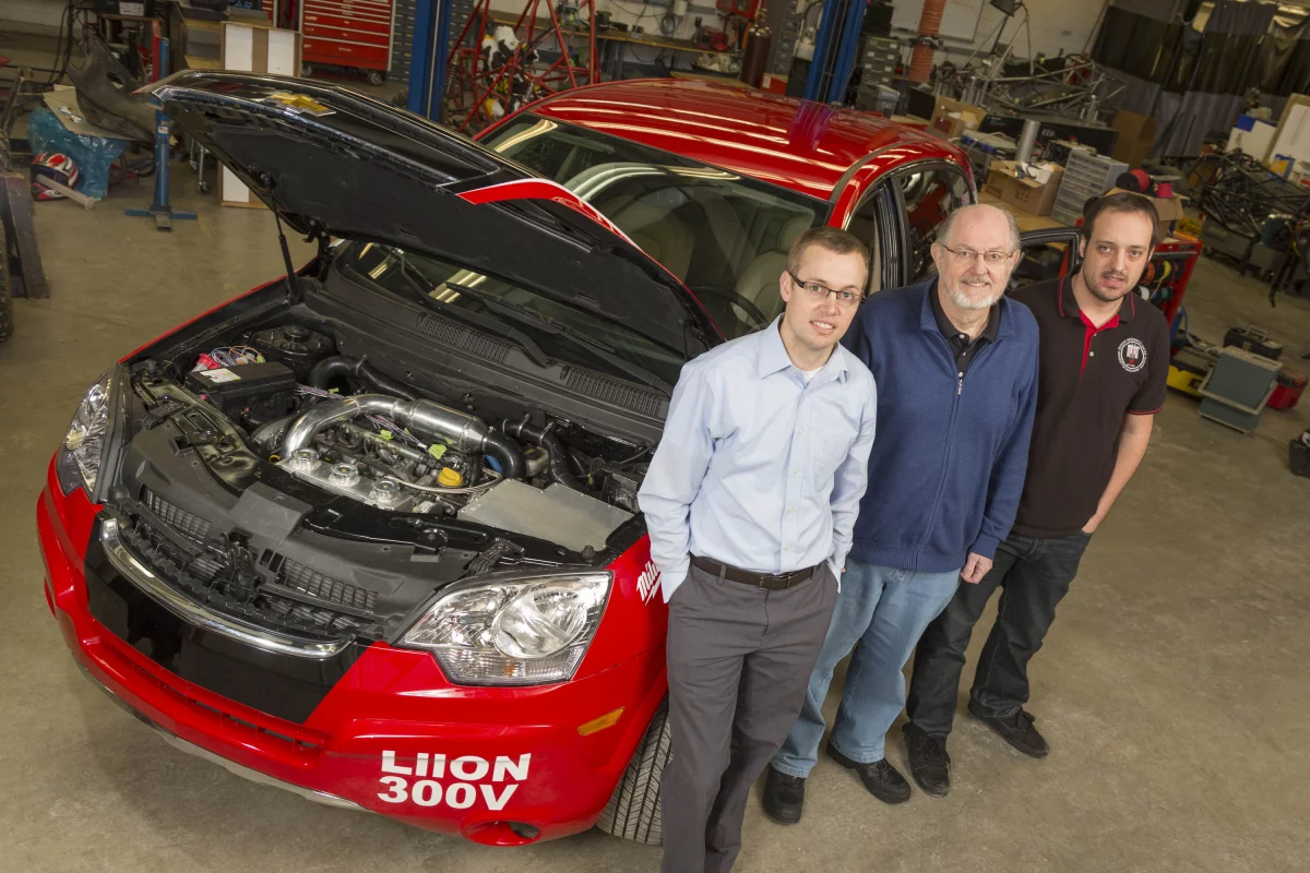 Prof. Rolf Reitz (center) and members of his student team with the RCCI-powered Saturn