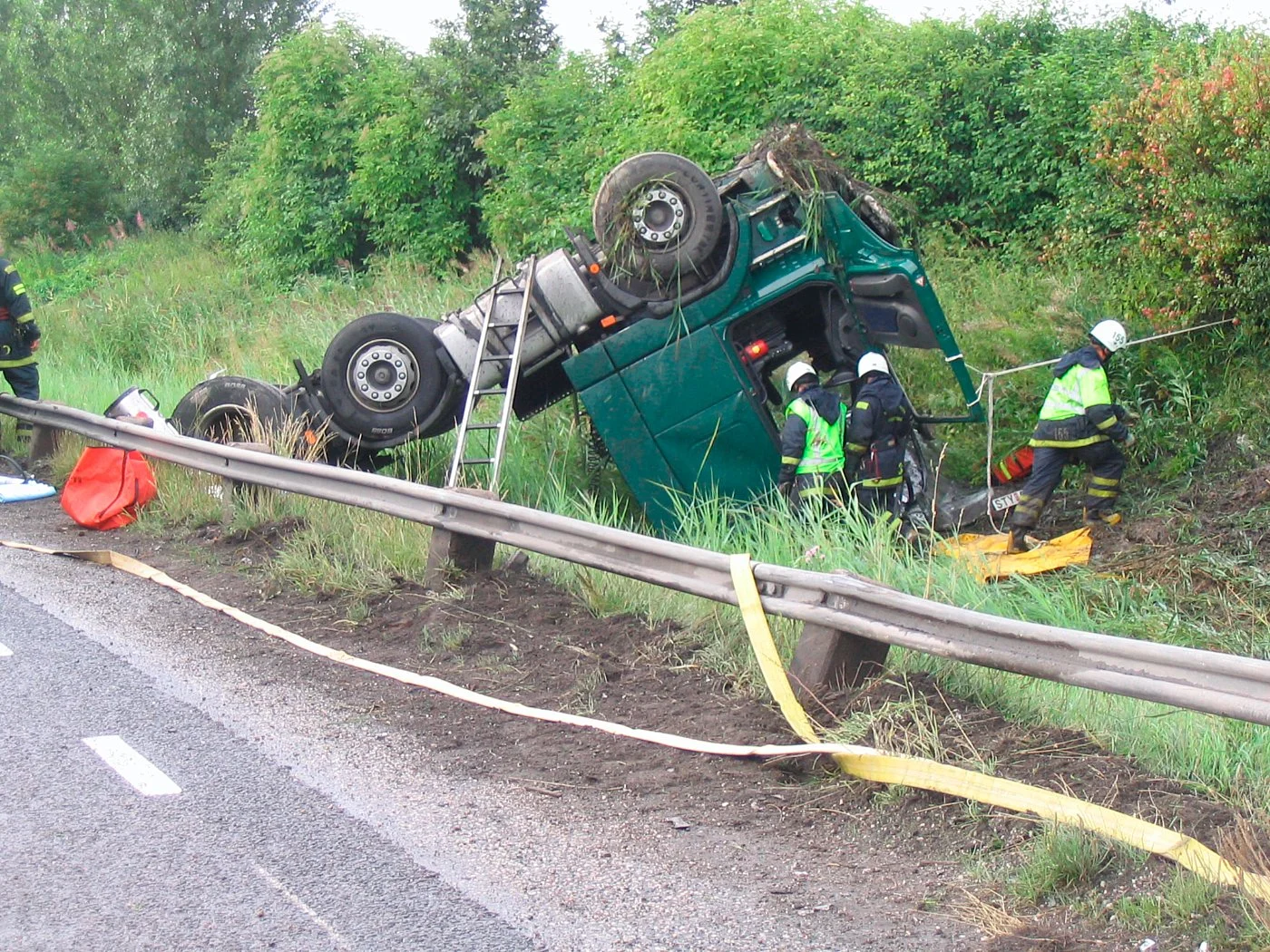 Developed by Bertocco Automotive Engineering of Italy and Shell Chemicals Europe, this early warning roll-over has just been awarded top prize in the EuroTra Safety and Innovation Award 2010