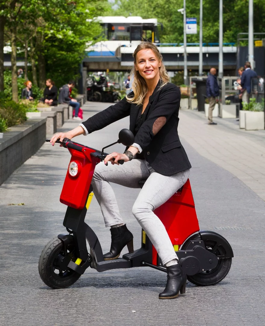 The GiGi weighs 32 kg (70.5 lb), can carry a maximum payload of 100 kg (220.5 lb), has a top speed of 25 km/h (16 mph) and a maximum range of 35 km (22 miles)