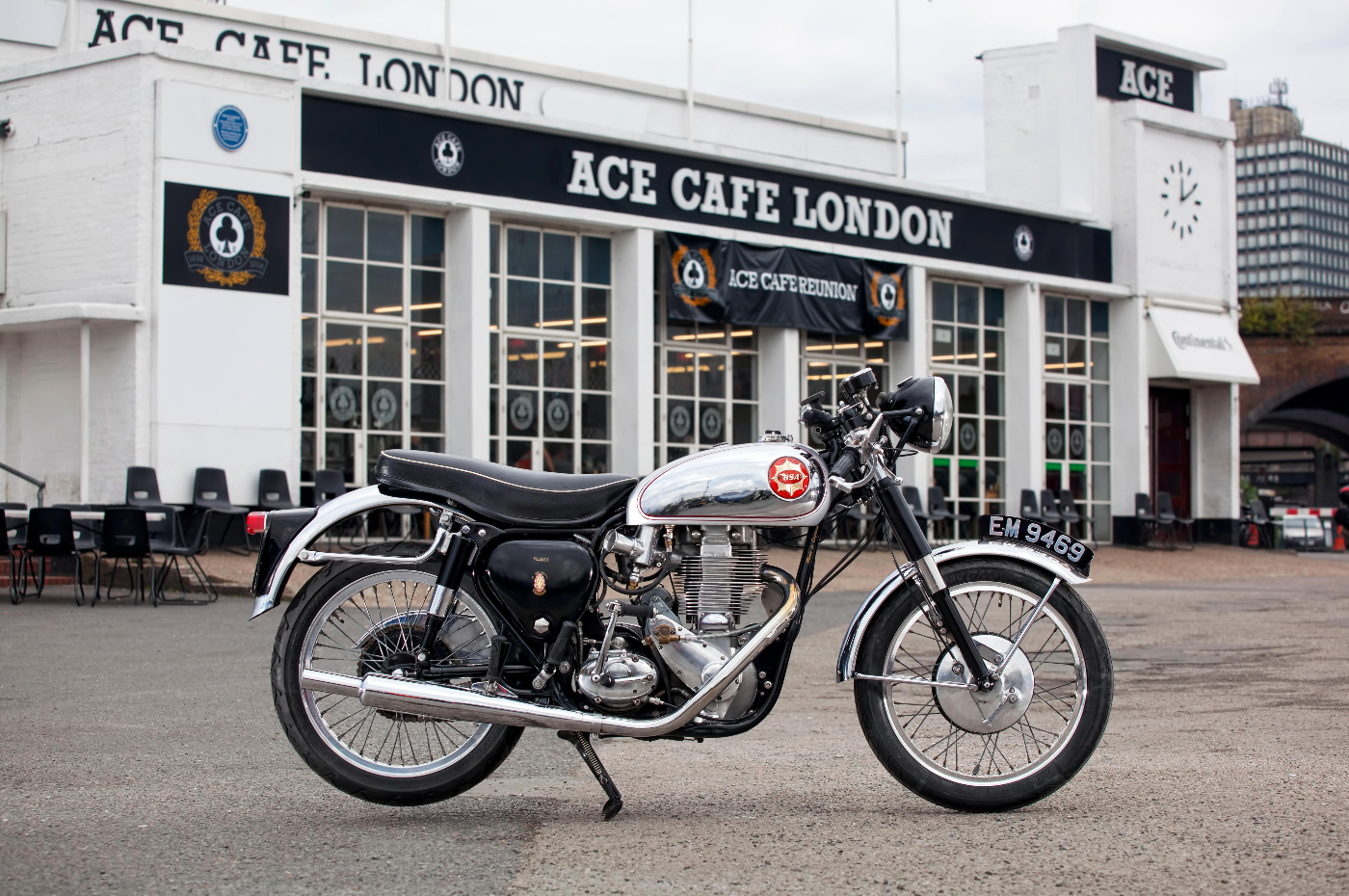 Restored to perfection, bored to 604 cc, and sold with more than £4,000 in receipts, which does not represent the full amount spent, this 1959 BSA 604cc Gold Star sold for $27,225 (£20,700). Auction Description