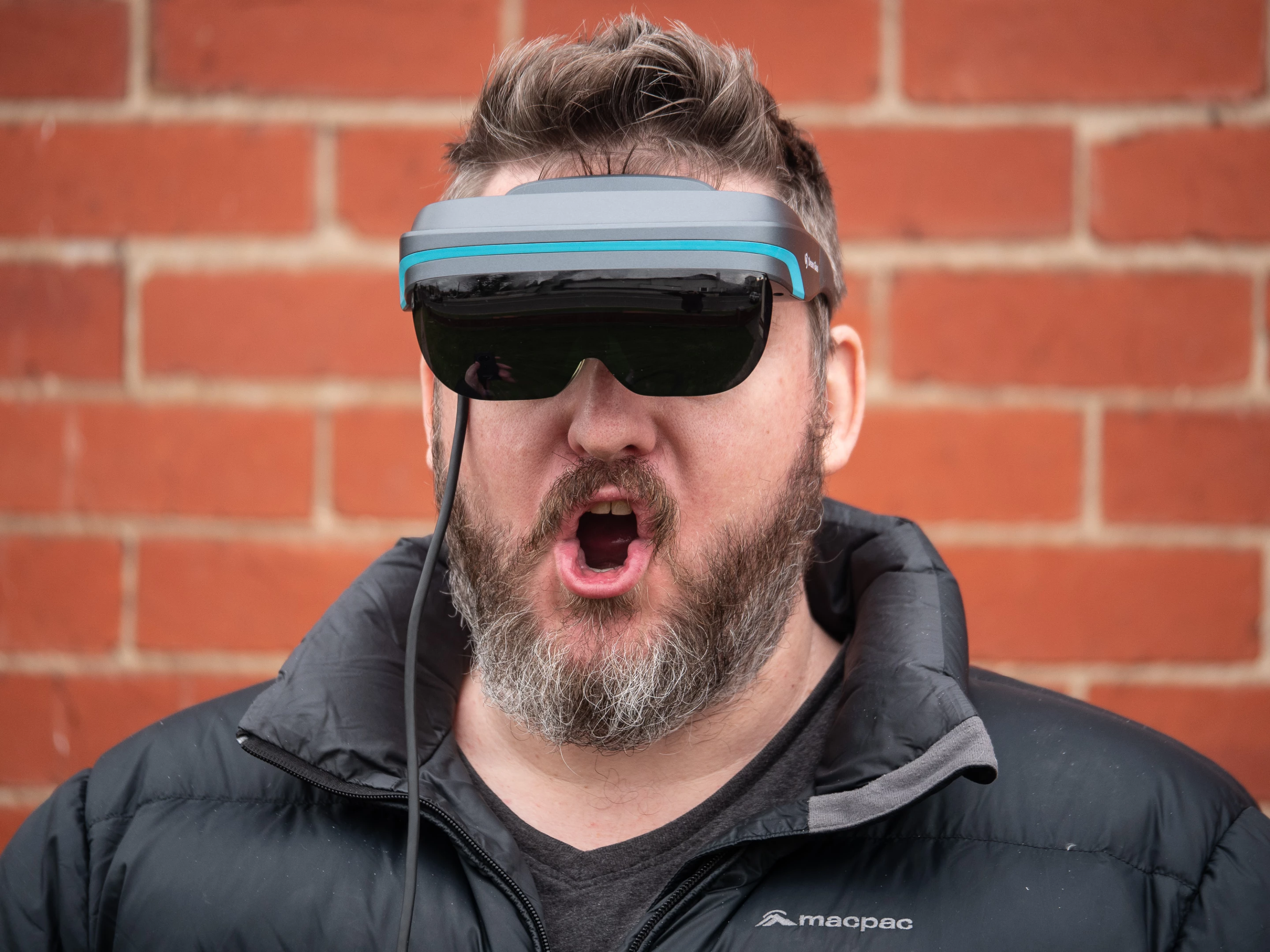 With the additional dark shade clipped on, the Dreamglass is bright and contrasty enough to be used outside