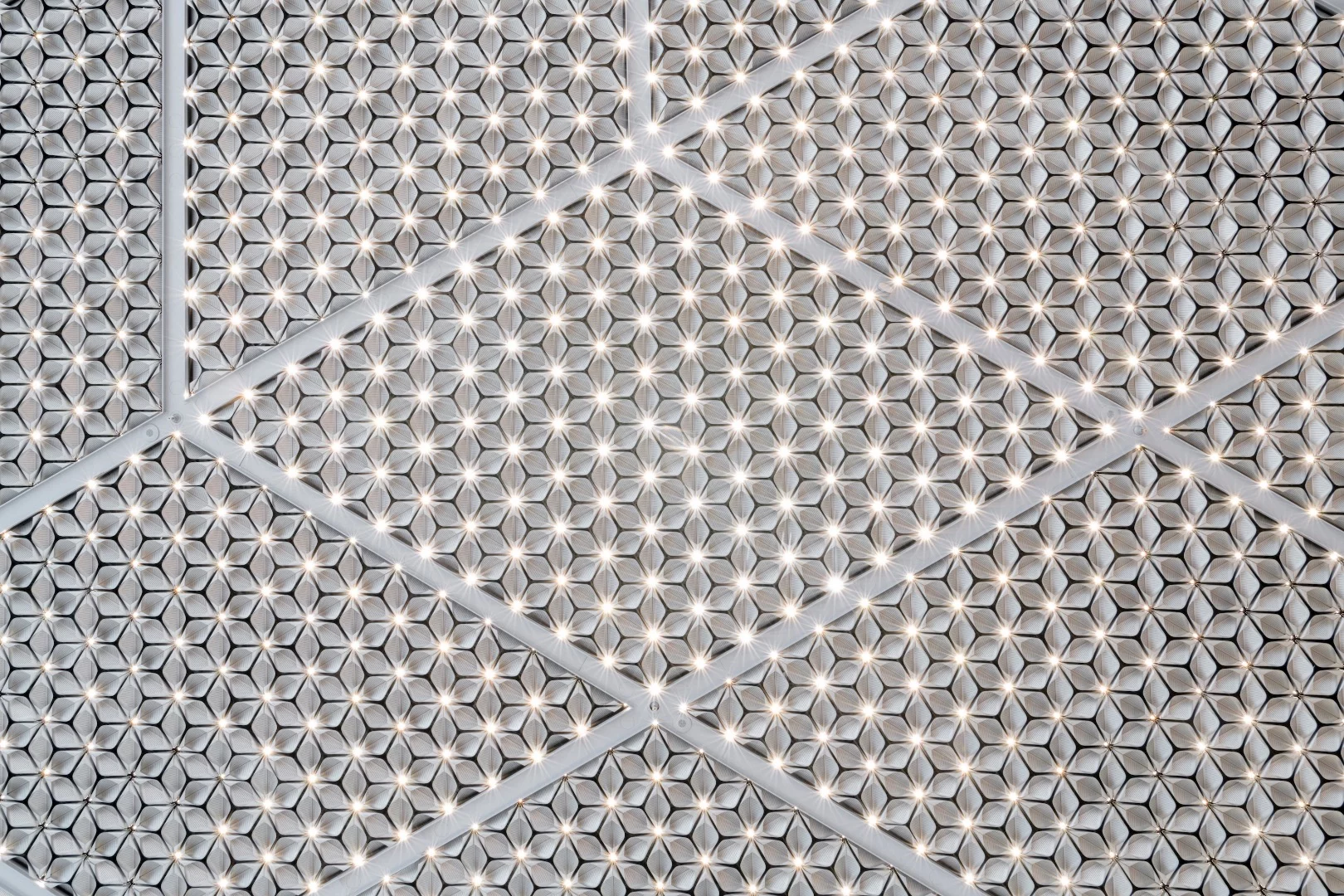 Bloomberg London features energy-efficent smart ceilings that automatically regulate acoustics, temperature and lighting