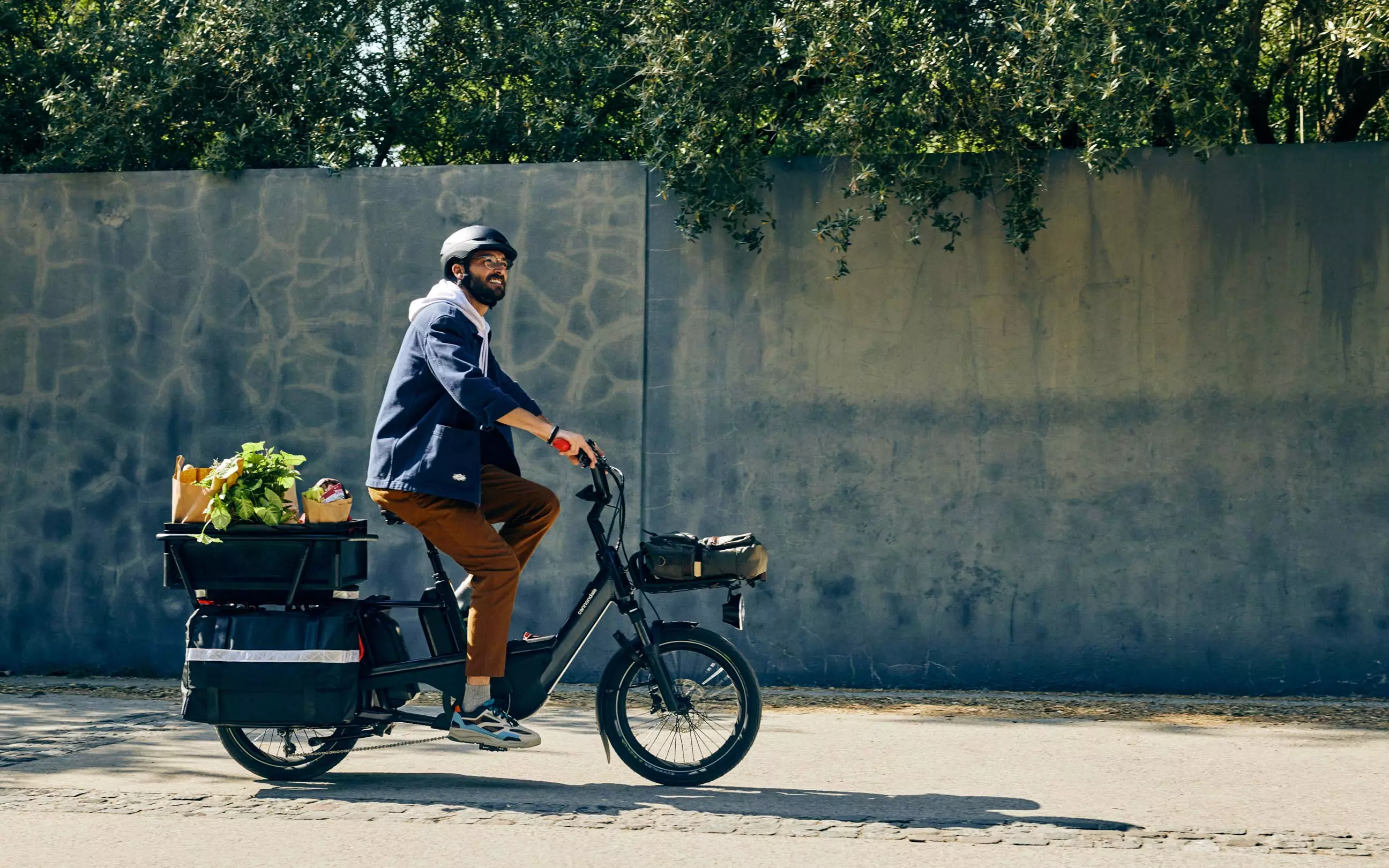 The Cargowagen Neo features a Bosch Performance Speed motor, PowerPack battery and Shimano gears
