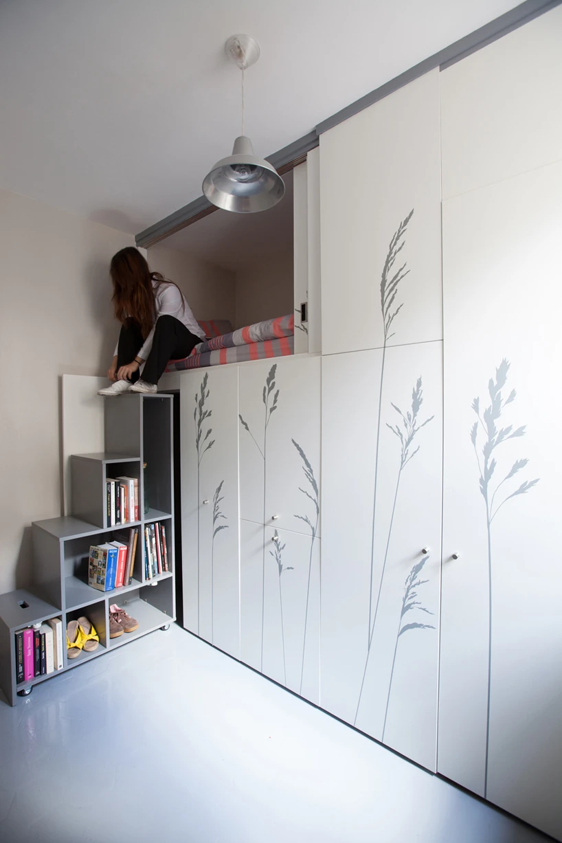 Shelves for storage are built into the slide of staircase (Photo: Fabienne Delafraye)
