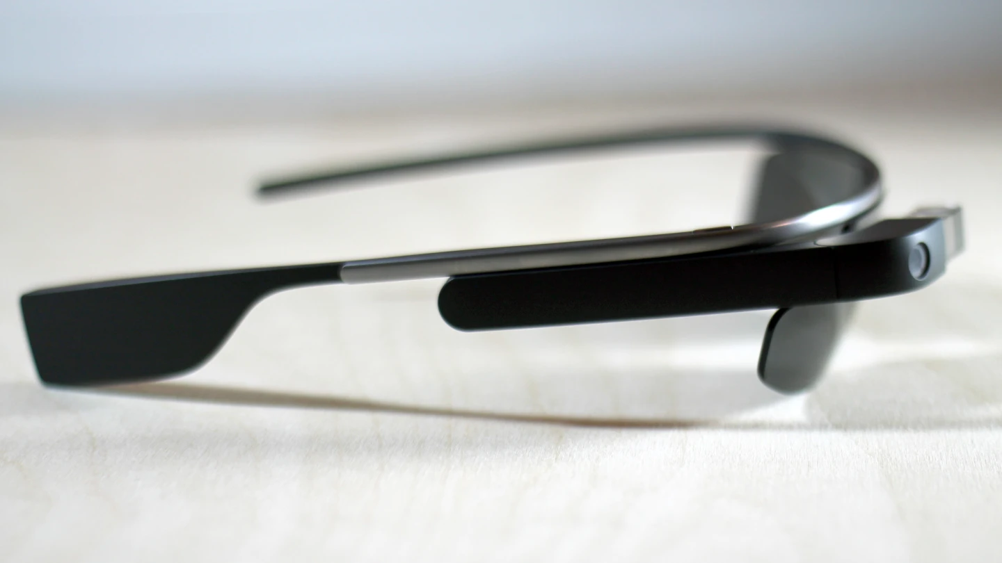 Glass' right side is used as a trackpad