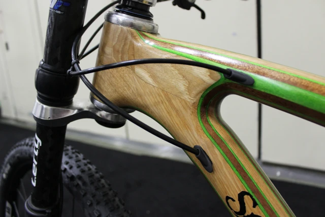 Nice internal cable routing on this Savvy wooden bike (Photo: Ben Coxworth/Gizmag.com)
