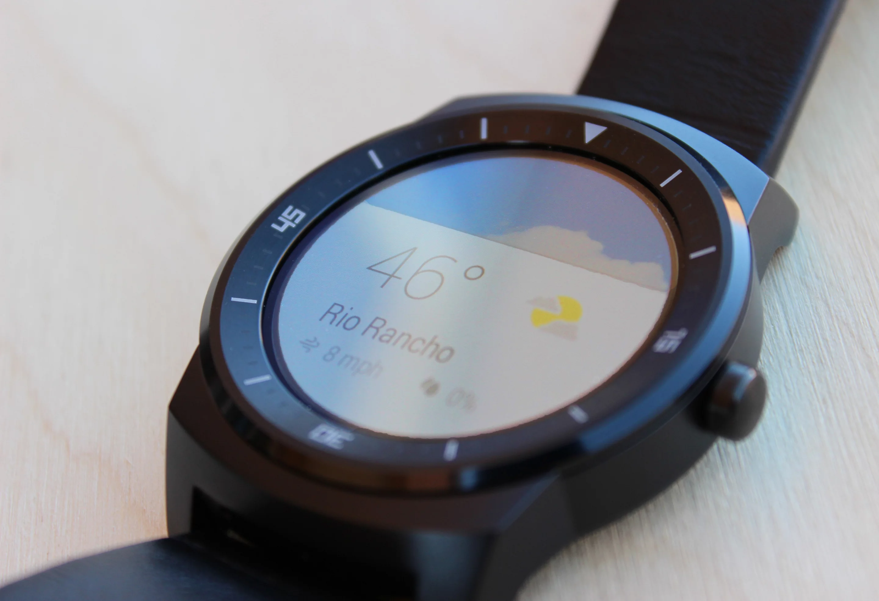 The G Watch R's screen has 320 x 320 resolution, at 246 pixels per inch (Photo: Will Shanklin/Gizmag.com)