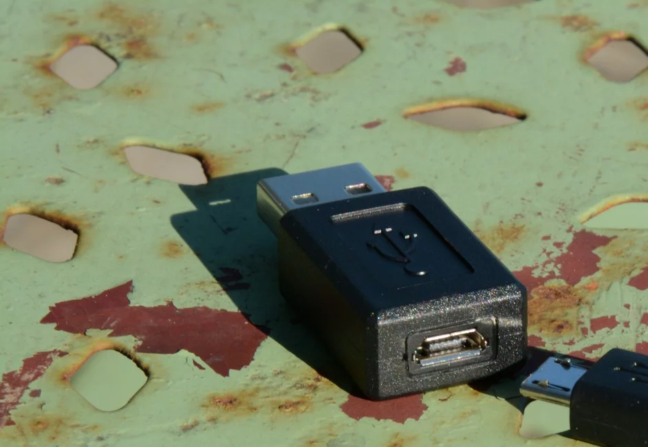 With a micro-USB Type B female to USB Type A male adapter, the Z:ero in-ear headphones can be used on modern Windows/OS X/Linux machines