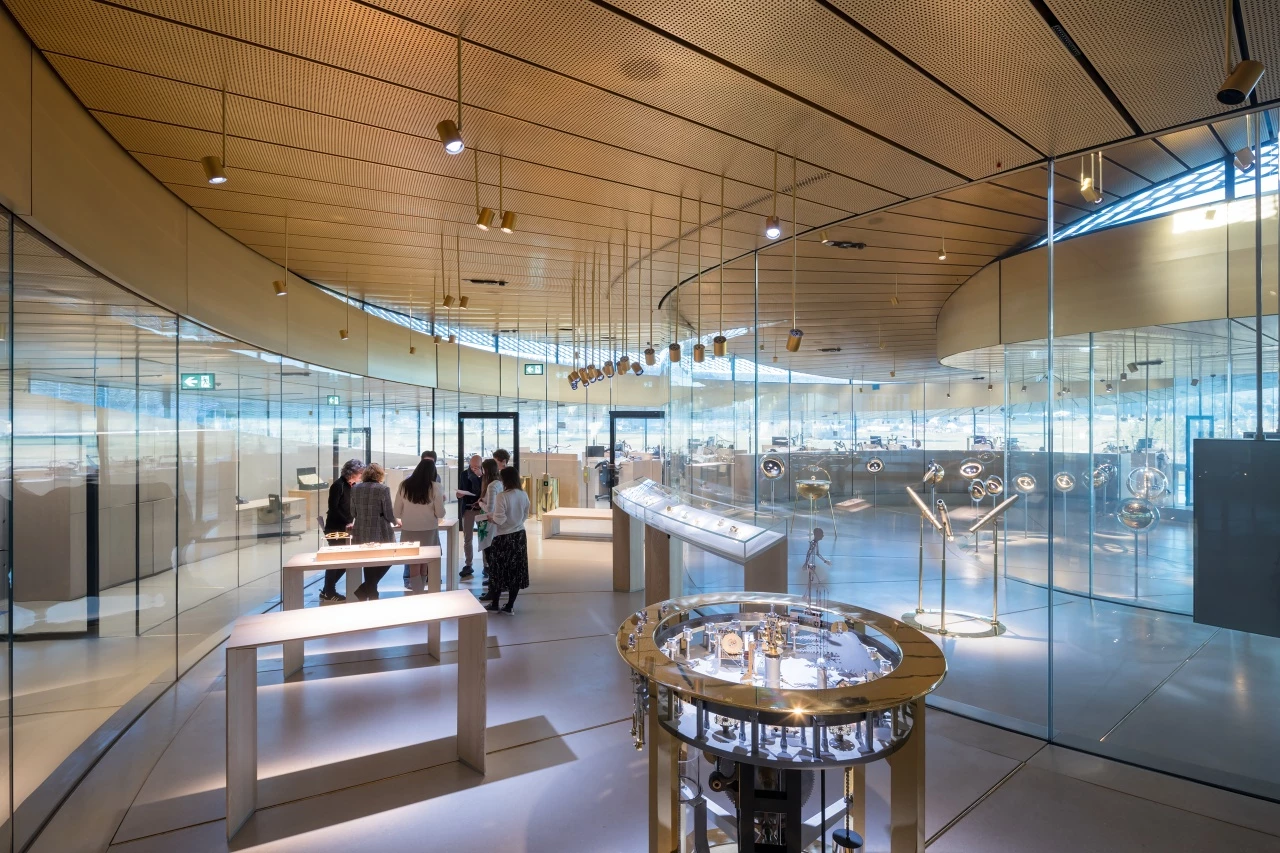 Musée Atelier Audemars Piguet's glazed walls support its steel roof, meaning that there are no internal columns to obstruct the view