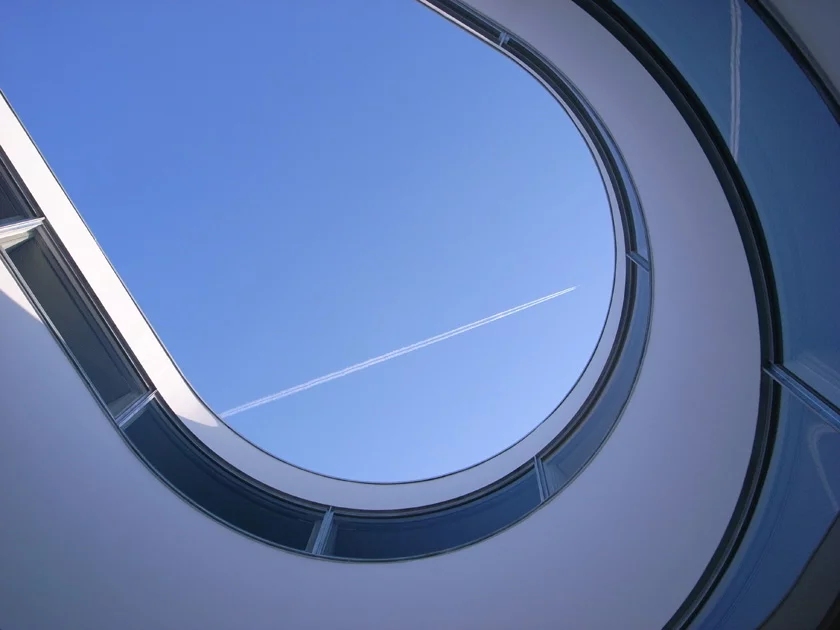 The C-shaped block, named NE apartments, envelops a central courtyard, optimally shaped for the greatest apartment volume while providing a sufficient turning circle for motorbikes