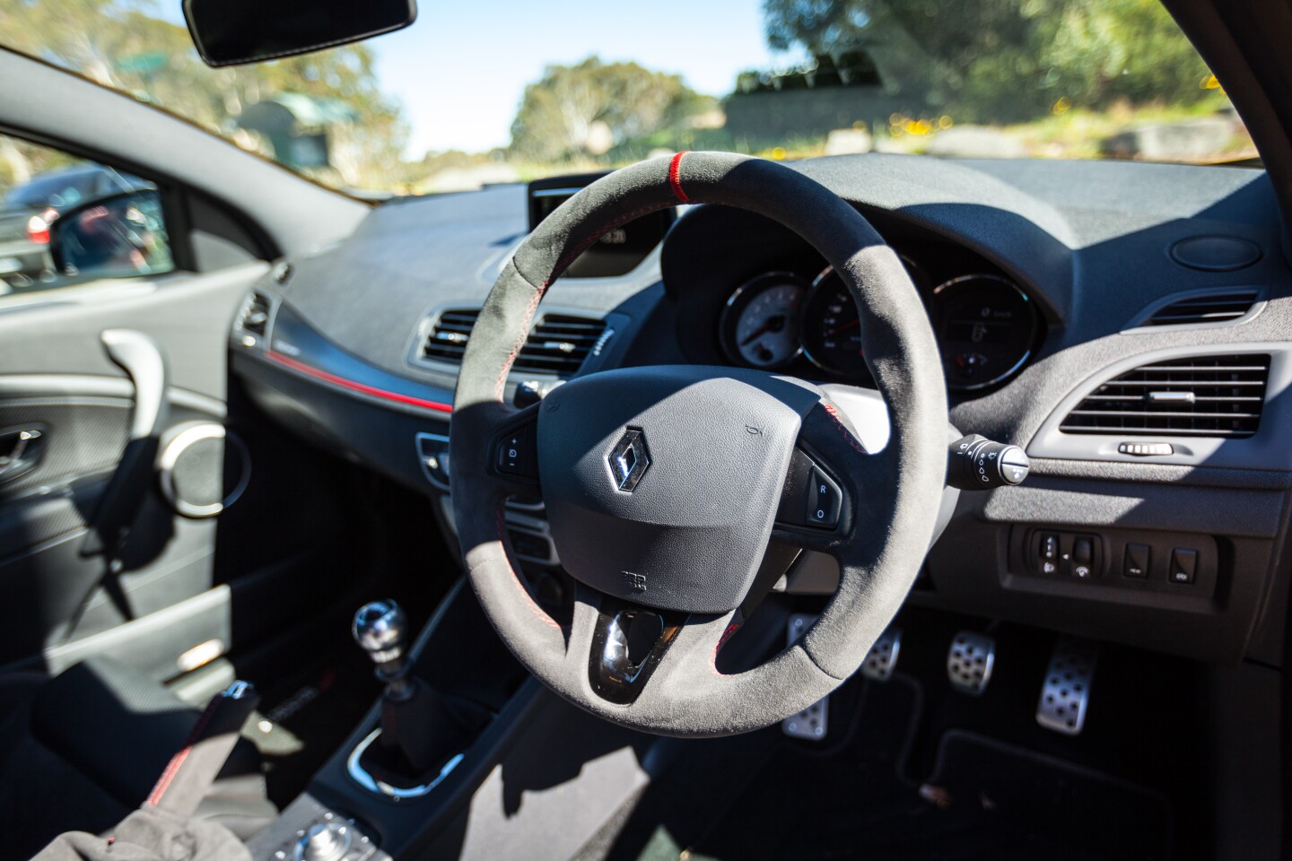 The Alcantara-trimmed wheel is lovely to hold ... and behold (Photo: Loz Blain/Gizmag.com)
