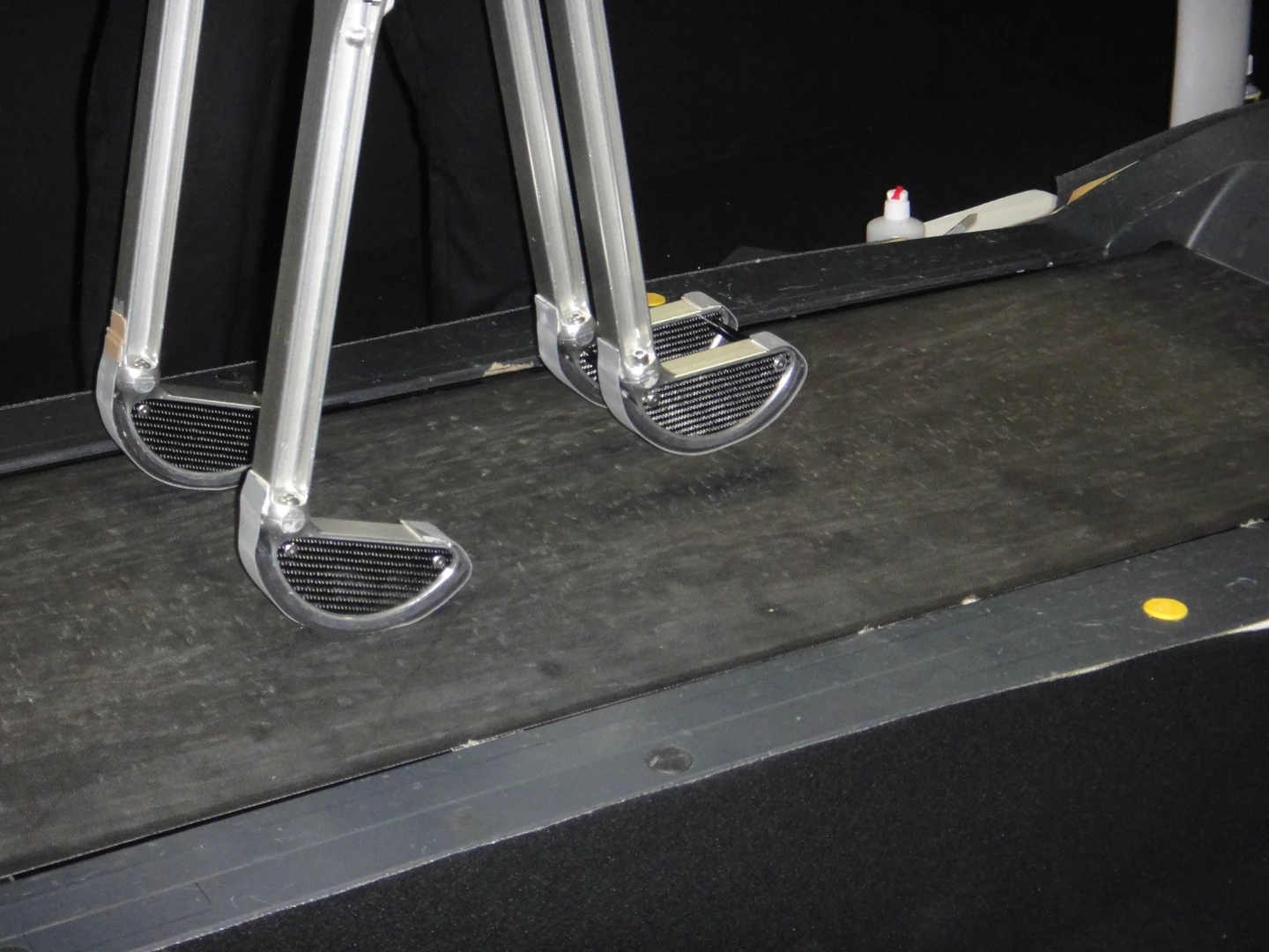 The biped walks on a treadmill (Photo: Diginfo.tv)