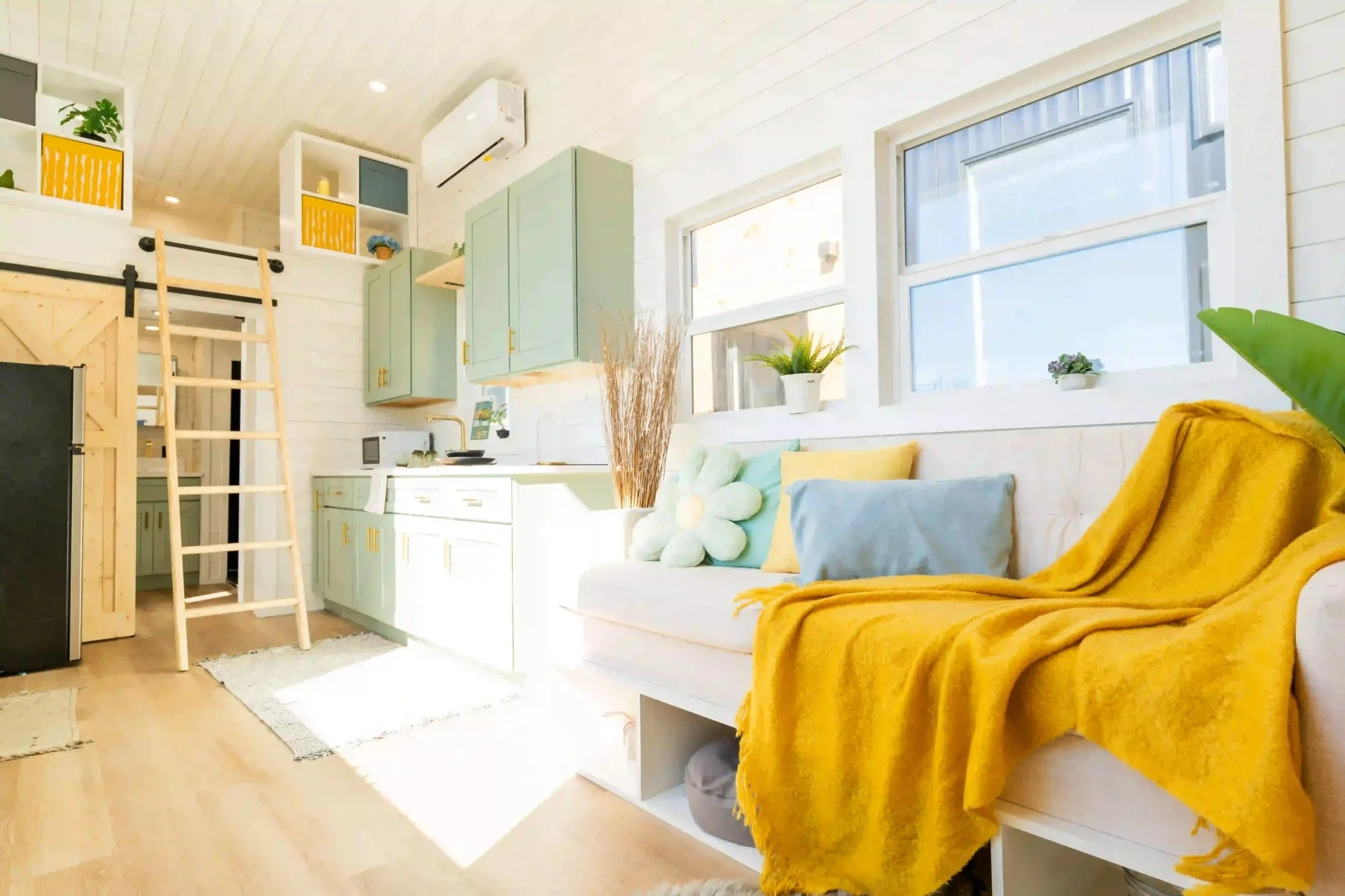 The ground floor of the Avalon 32' measures 269 sq ft (25 sq m)