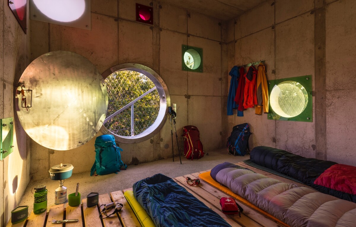 The rooms are entered by a small circular hatch and measure 3.5 x3.5 m (11.5 x 11.5 ft)