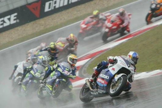 The first lap charge with Hopkins, Melandri, Gibernau, Roberts and Rossi fighting through the spray