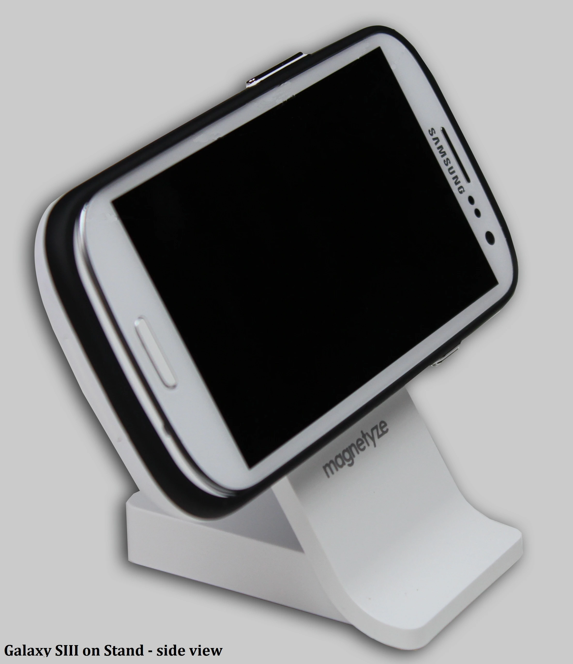 The Galaxy SIII, in place on the Magnetyze charger