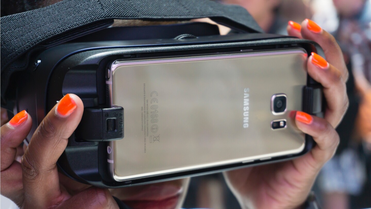 A Samsung rep demonstrates the new Gear VR, with Note 7 inside