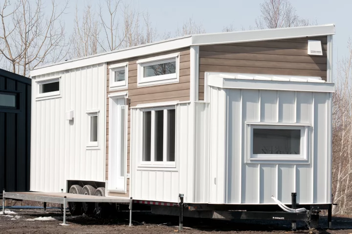The Ébène V4 is based on a triple-axle trailer and measures 10.5 x 36.5 ft (3.2 x 11.1 m), which makes it too wide to tow on a road in the US without a permit