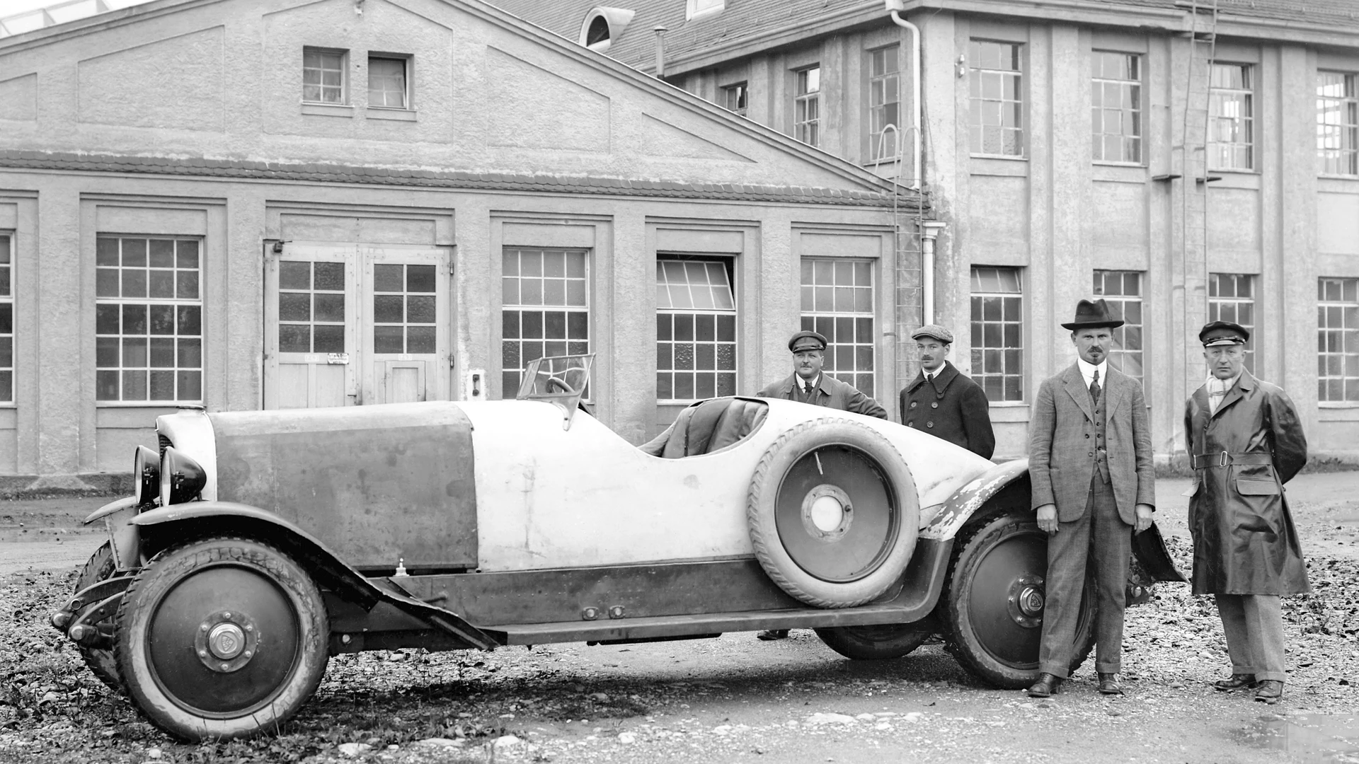 Karl Maybach outside Maybach in 1923