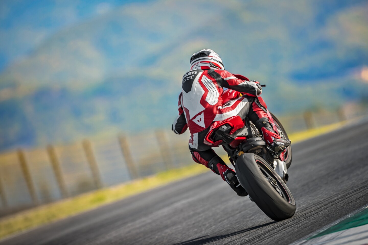 2018 Ducati Panigale V4 S: Power Launch has three-level launch control system for super-fast starts