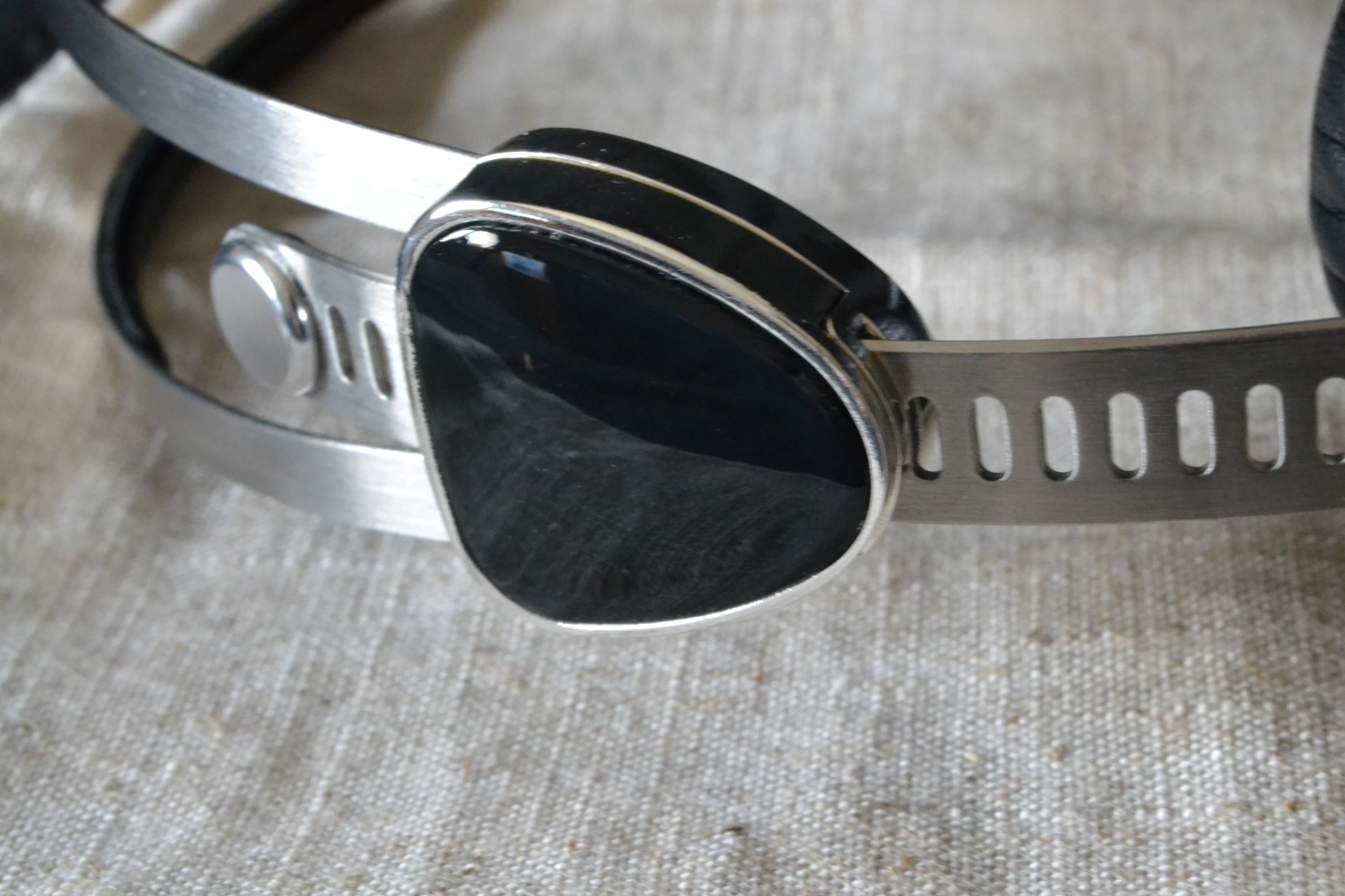 Size adjustments are made by pushing what look like snipped hose clamps through a mechanism partly hidden by triangular aluminum alloy casing topped by black plastic