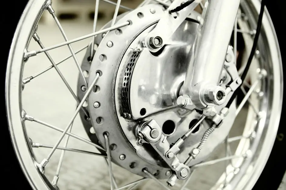 Dual arms on both sides of the drum brake and ventilation ports at the front to prevent overheating of the shoes