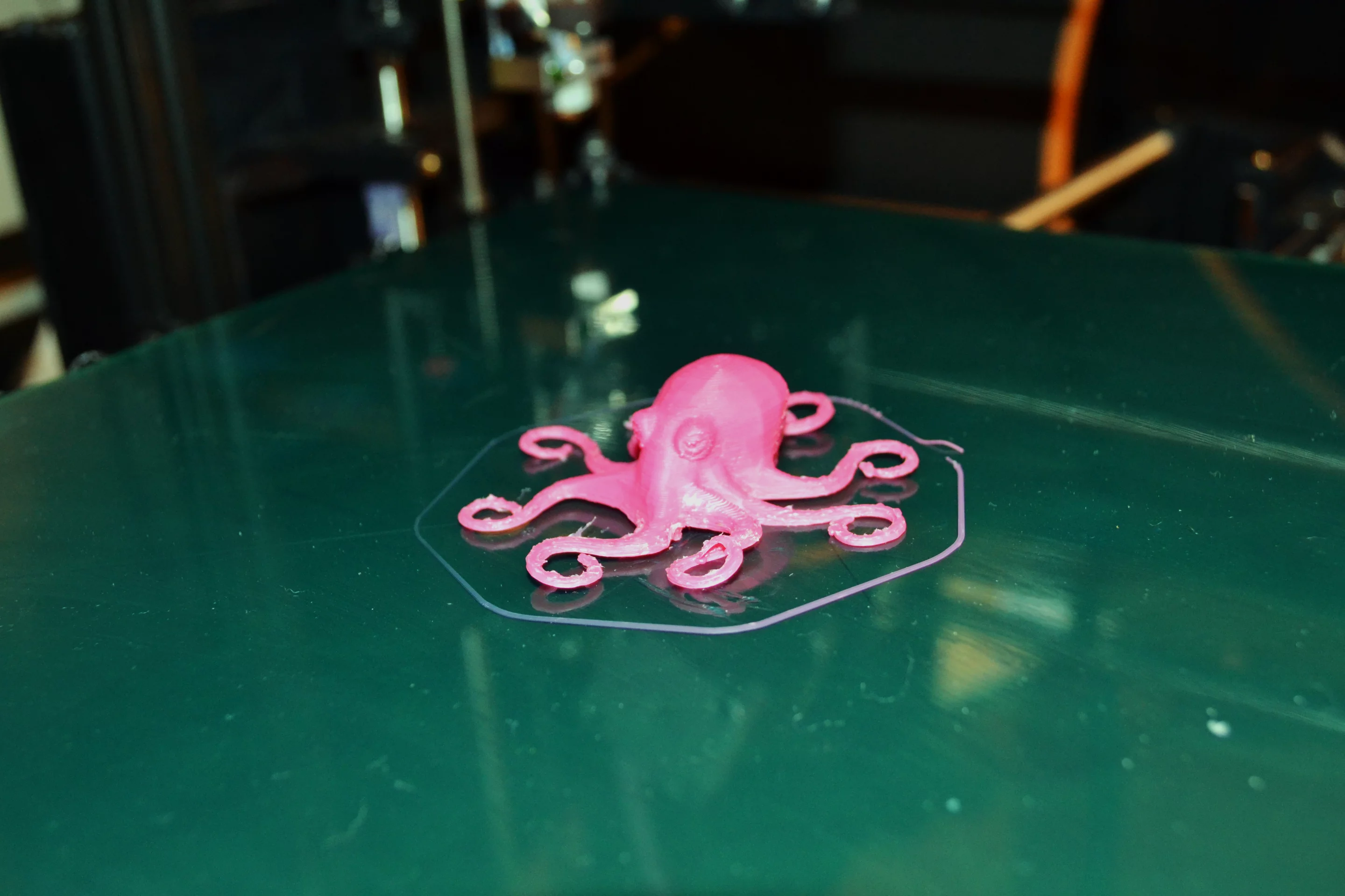 The PET-covered Borosilicate glass platform is heated to keep prints adhered to the surface