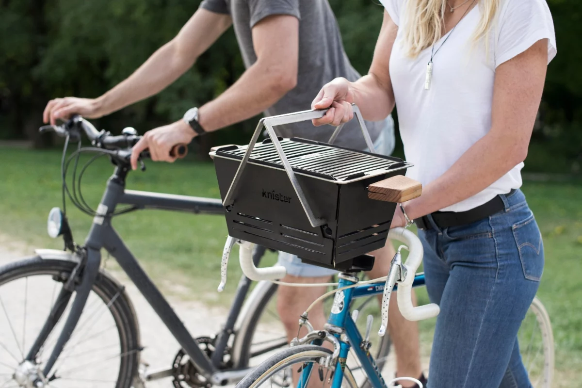 The Knister Grill can be mounted on any type of bars, using a non-permanent bracket