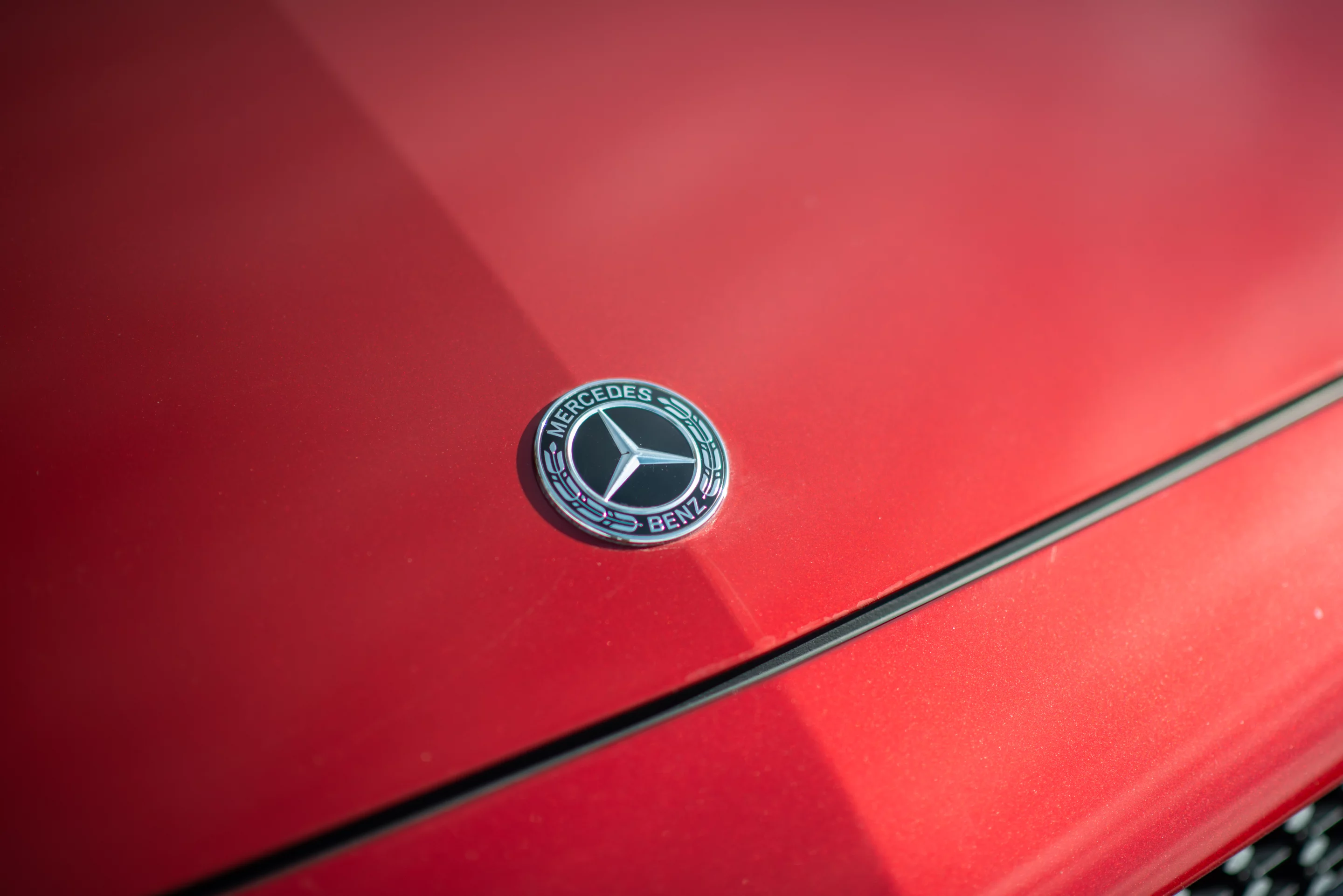 The lines and hills created by the overall flow creates a lot of light play on the front of the little Mercedes