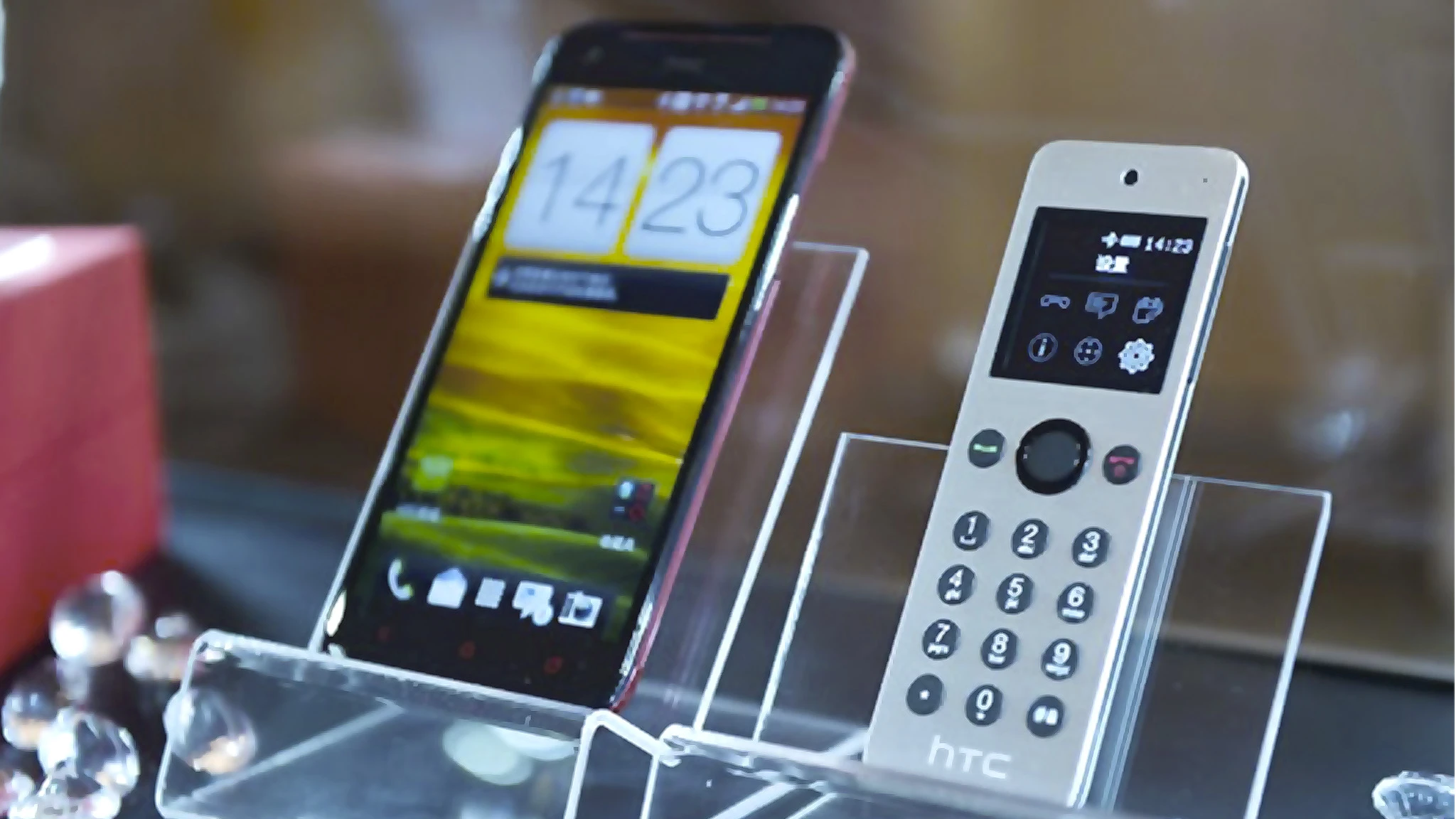 HTC's Mini lets your Butterfly delegate the whole phone thing to a little helper