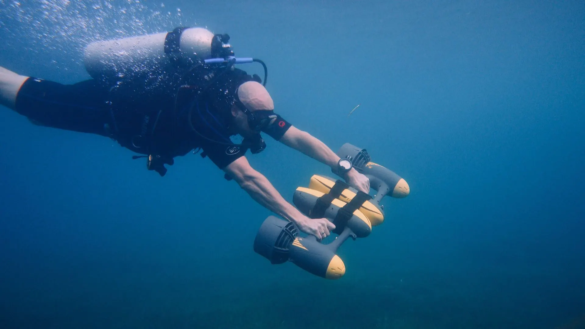 The MagicJet from Aquarobotman features a modular design, so two can be strapped together