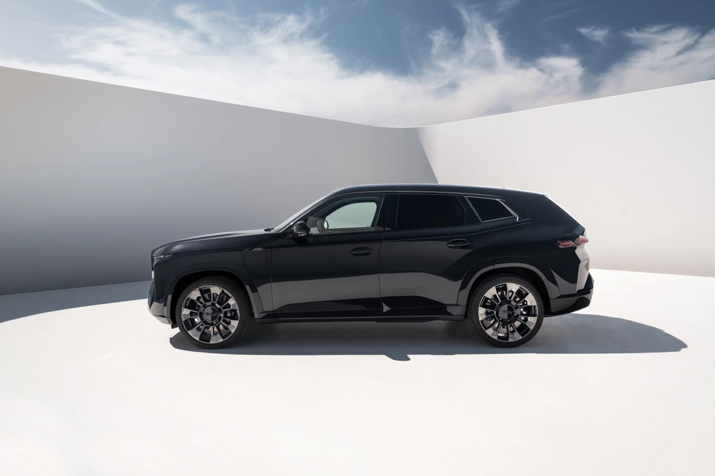 The BMW XM's styling looks overly crinkled – even from the side