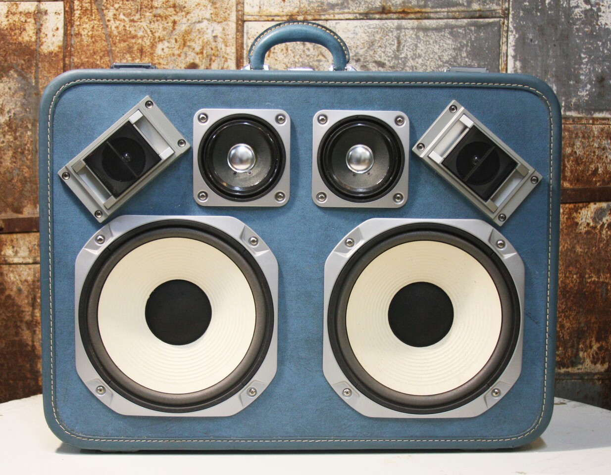 Johnny Five is alive - and with a full set of Yamaha floor speakers and a powerful 200W amp, it may very seem that way