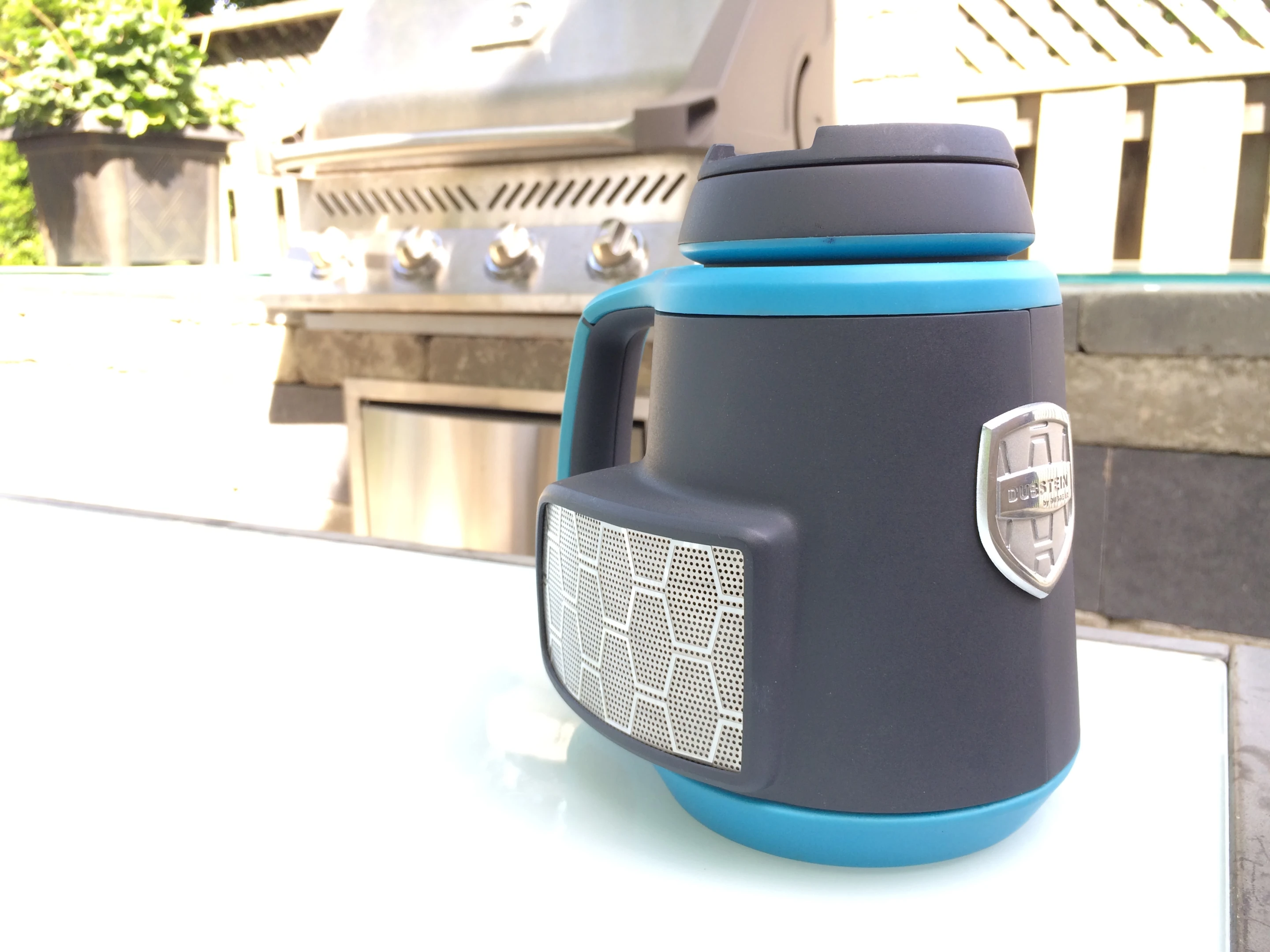 The main body is home to a pair of 3 W, 40 mm full-range neodymium speaker drivers, a Class-D amp and a 24-bit DAC